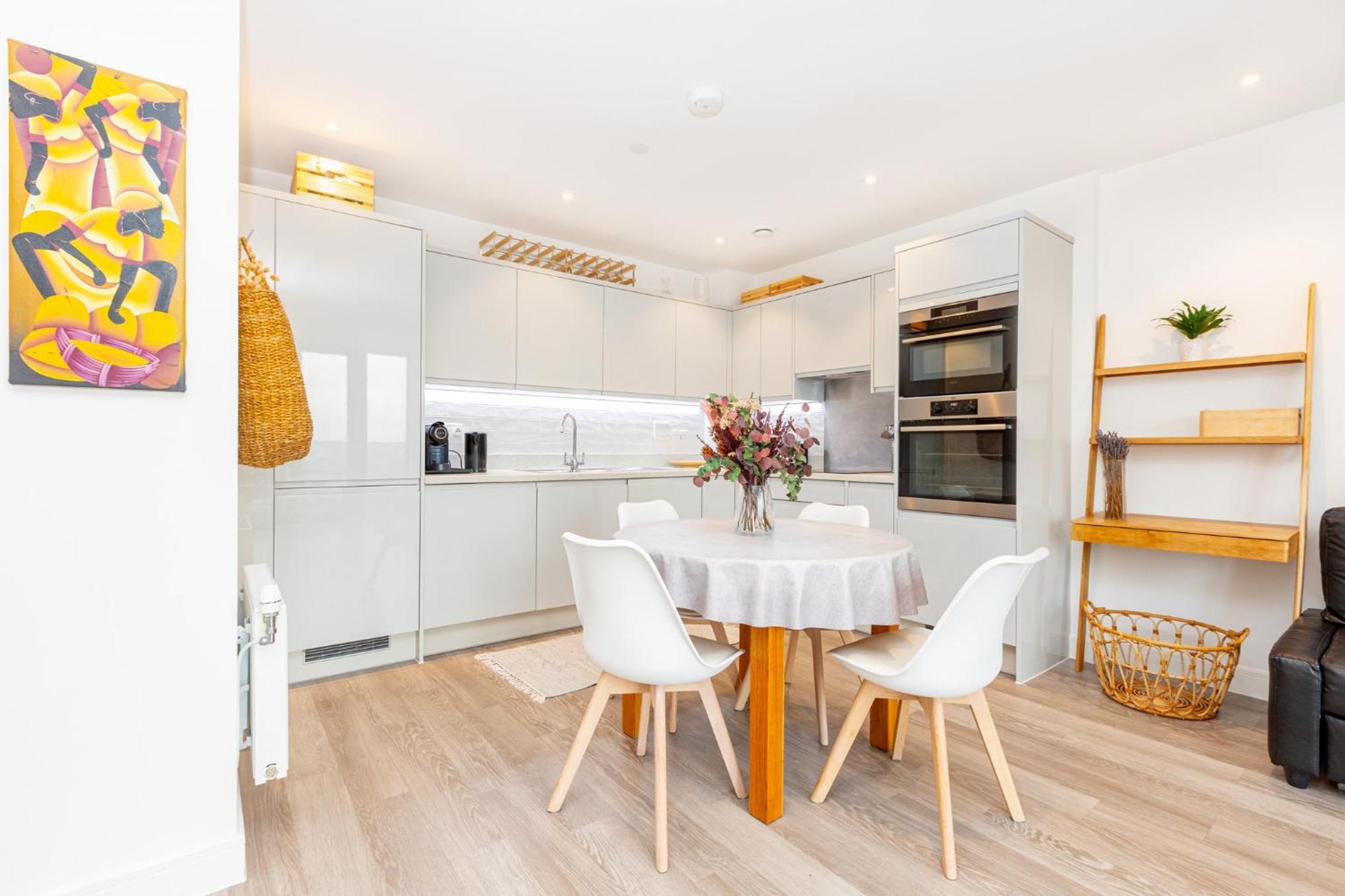 Sensational 2br Wviews & Balcony In Wandsworth Appartamento *