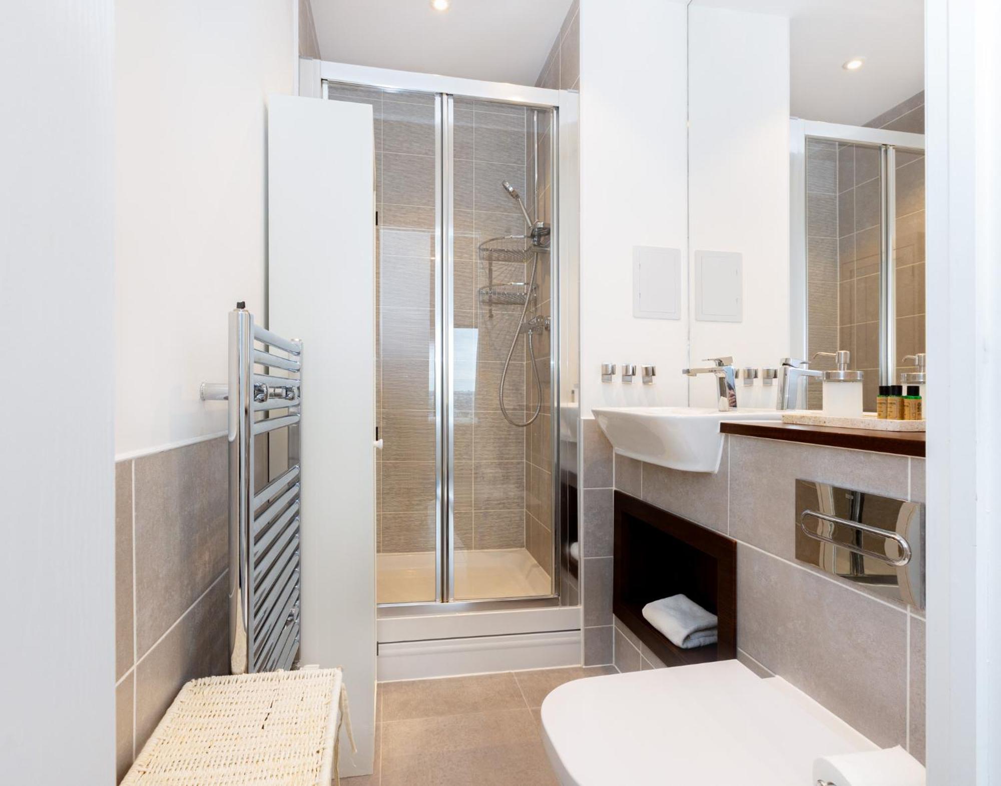 Appartamento Sensational 2br Wviews & Balcony In Wandsworth Londra
