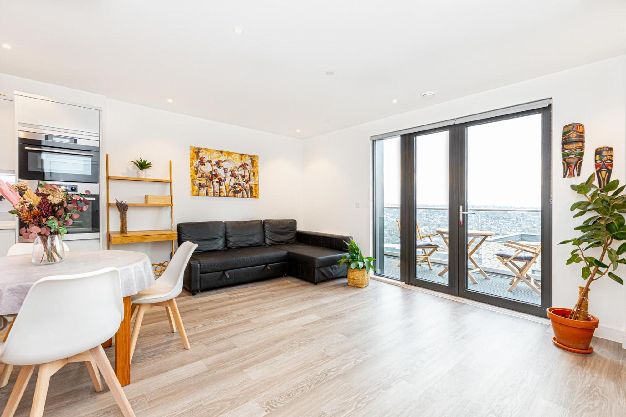 Sensational 2br Wviews & Balcony In Wandsworth Appartamento