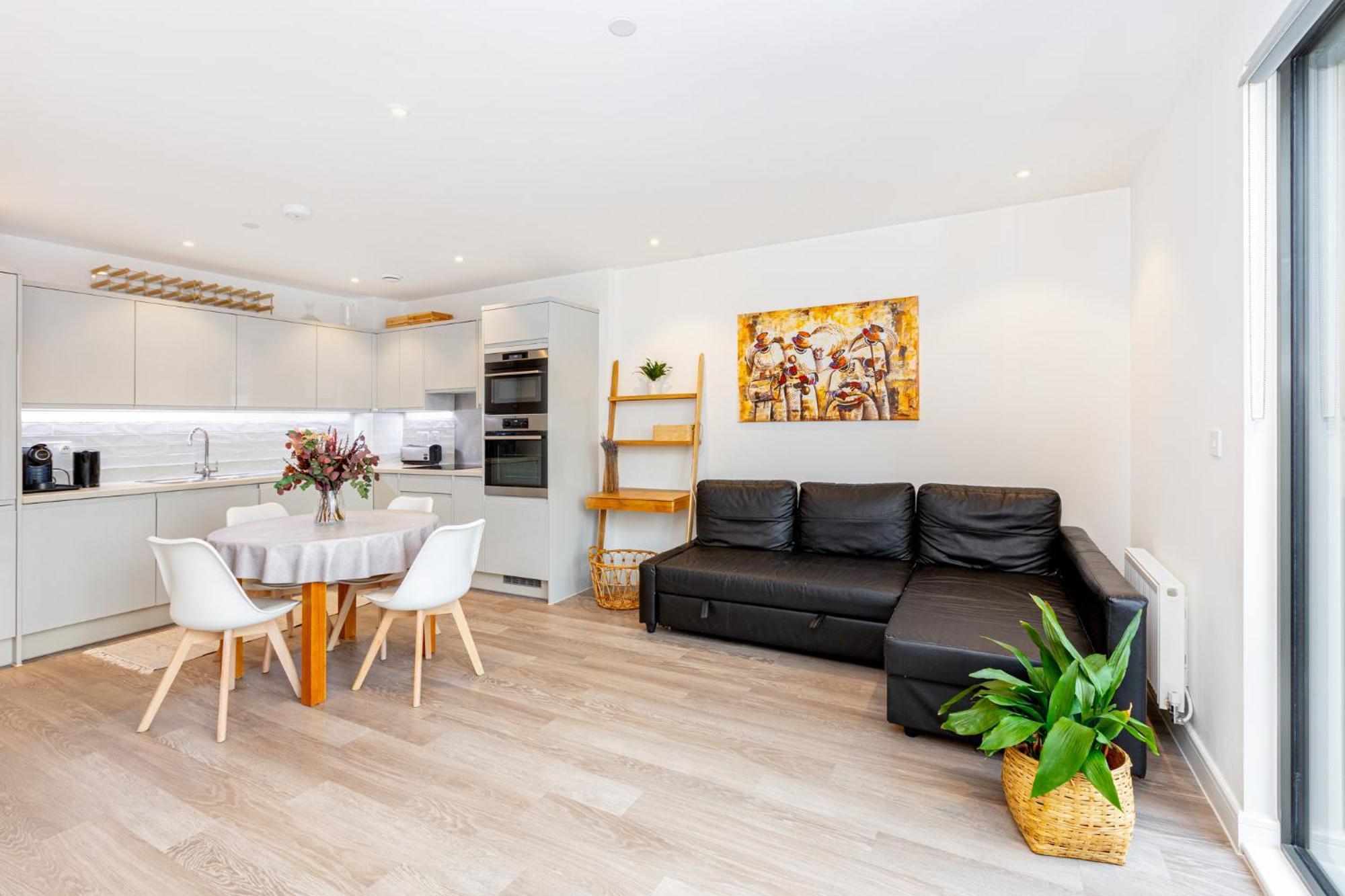 Sensational 2br Wviews & Balcony In Wandsworth Appartamento