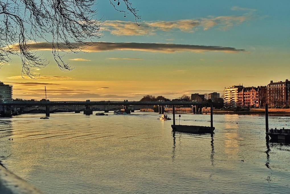 Sensational 2br Wviews & Balcony In Wandsworth Appartamento Londra