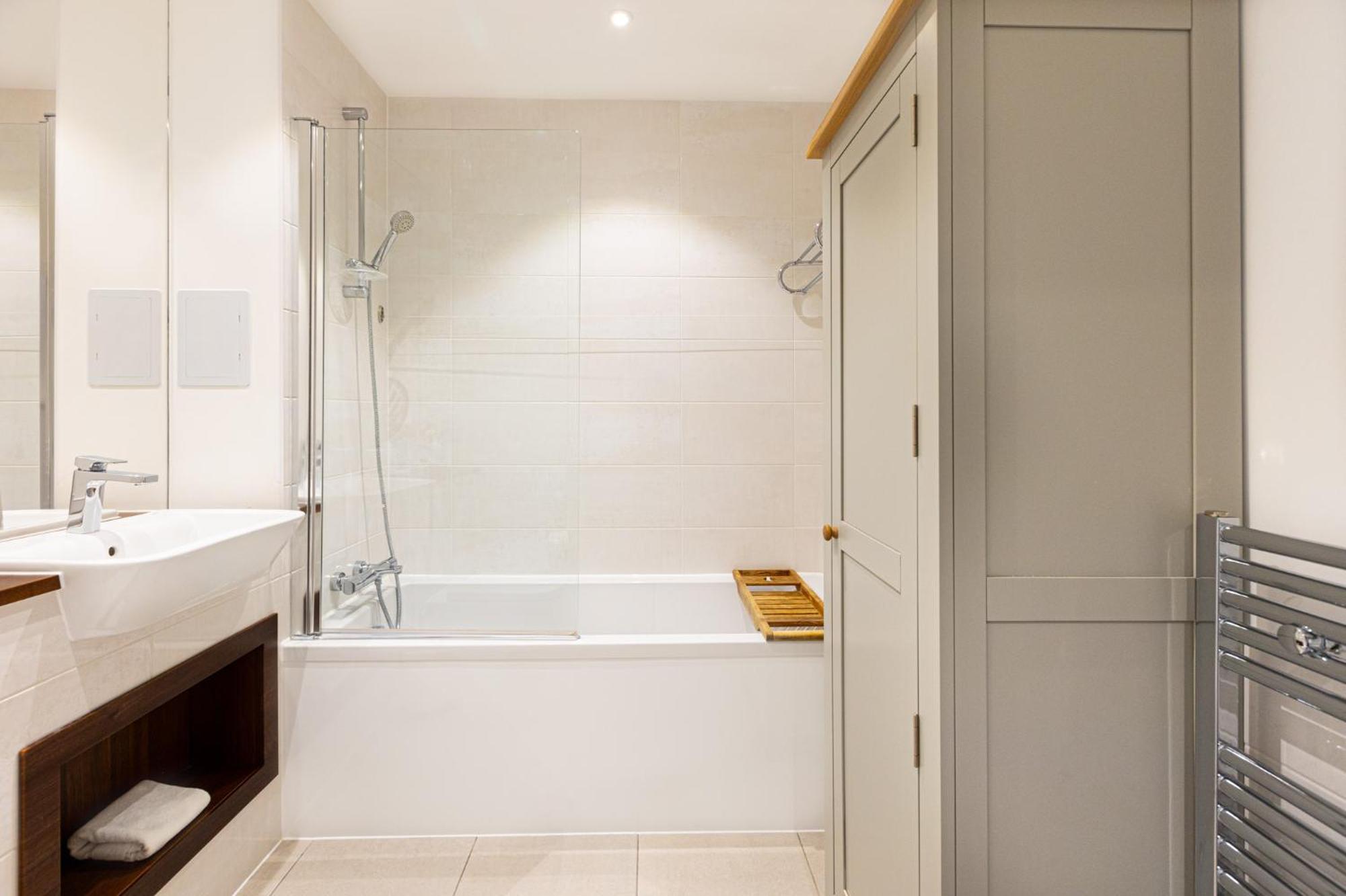 Sensational 2br Wviews & Balcony In Wandsworth Appartamento *