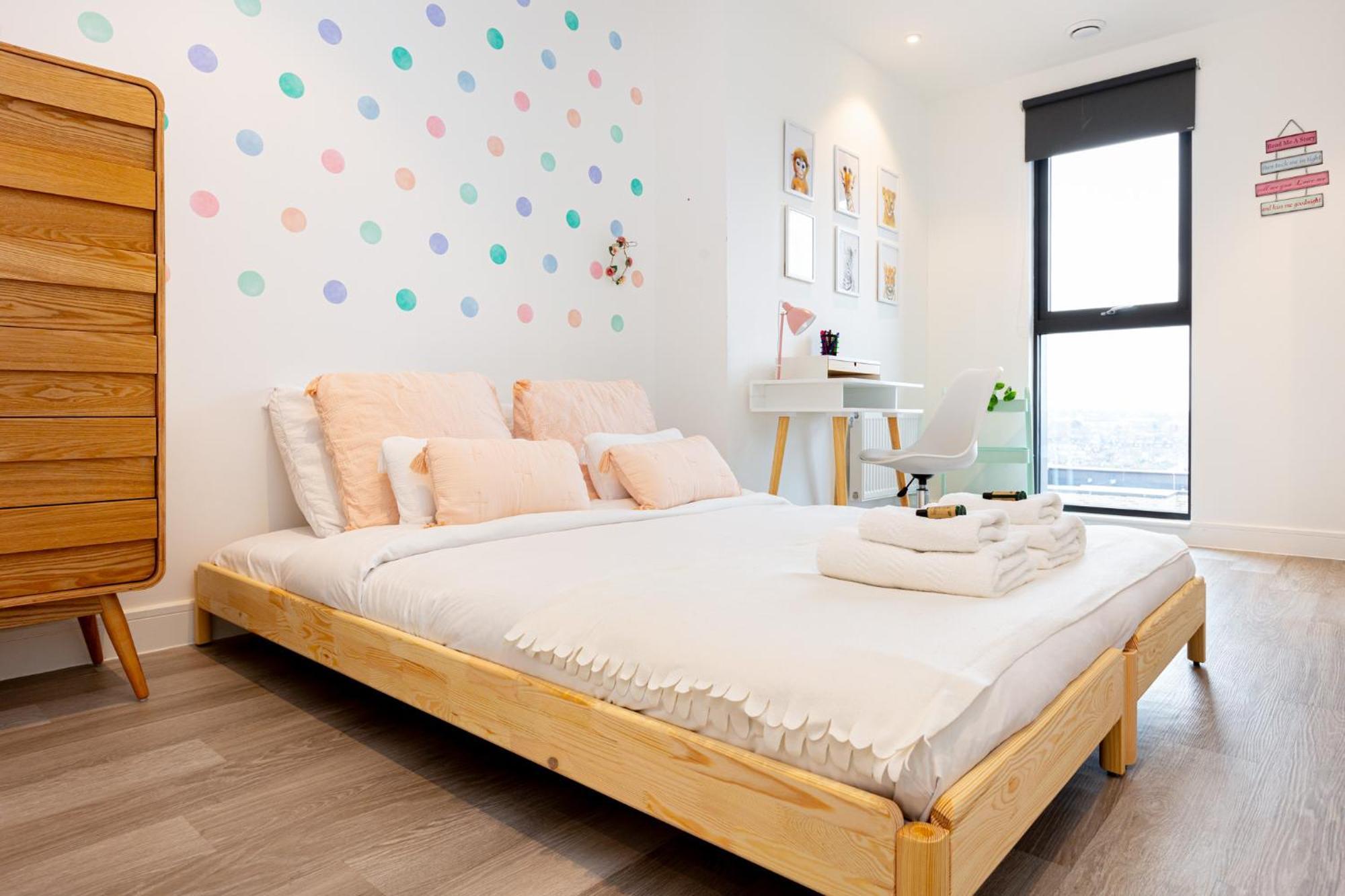 Sensational 2br Wviews & Balcony In Wandsworth * Londra
