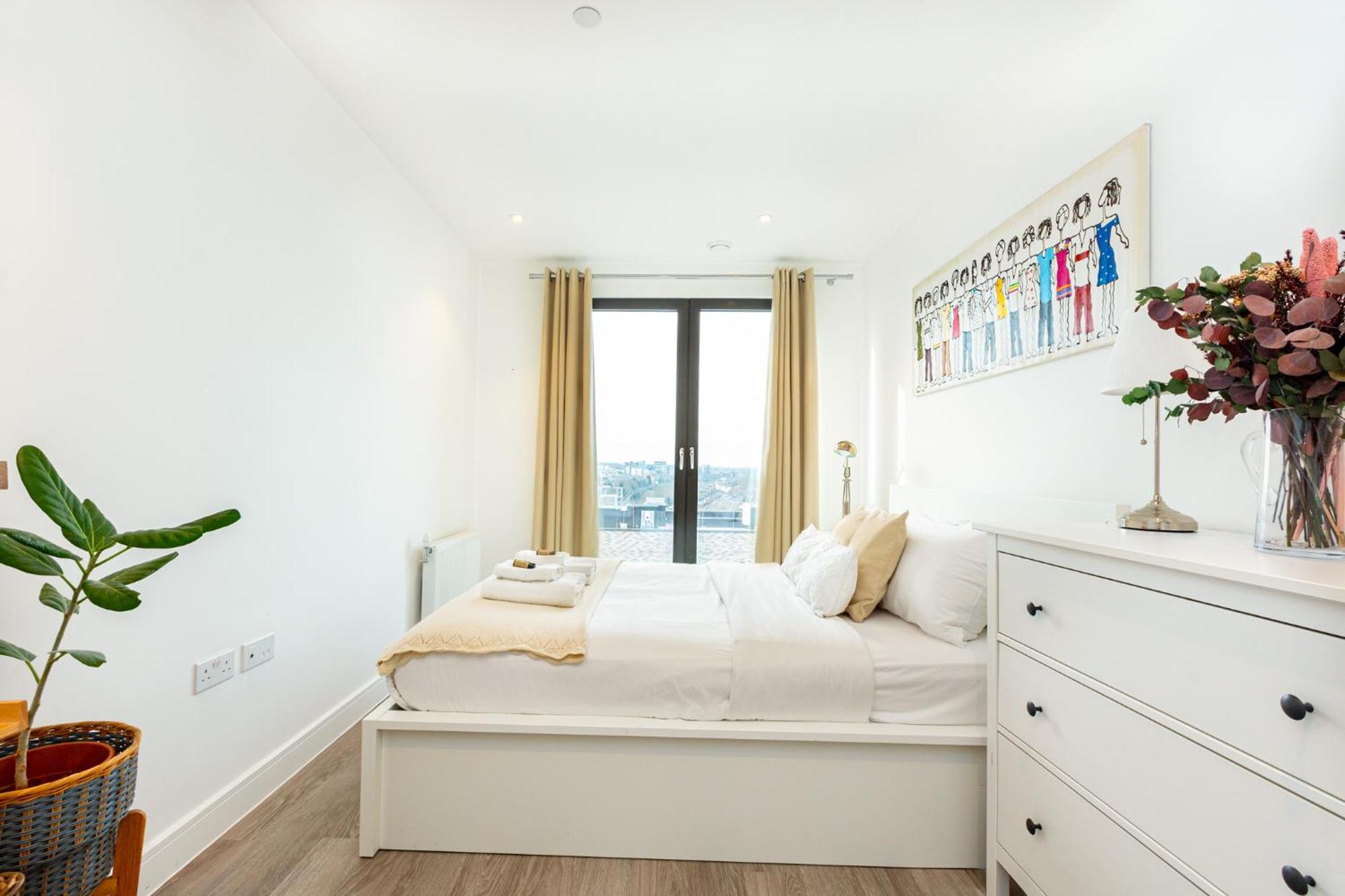 Sensational 2br Wviews & Balcony In Wandsworth Appartamento *