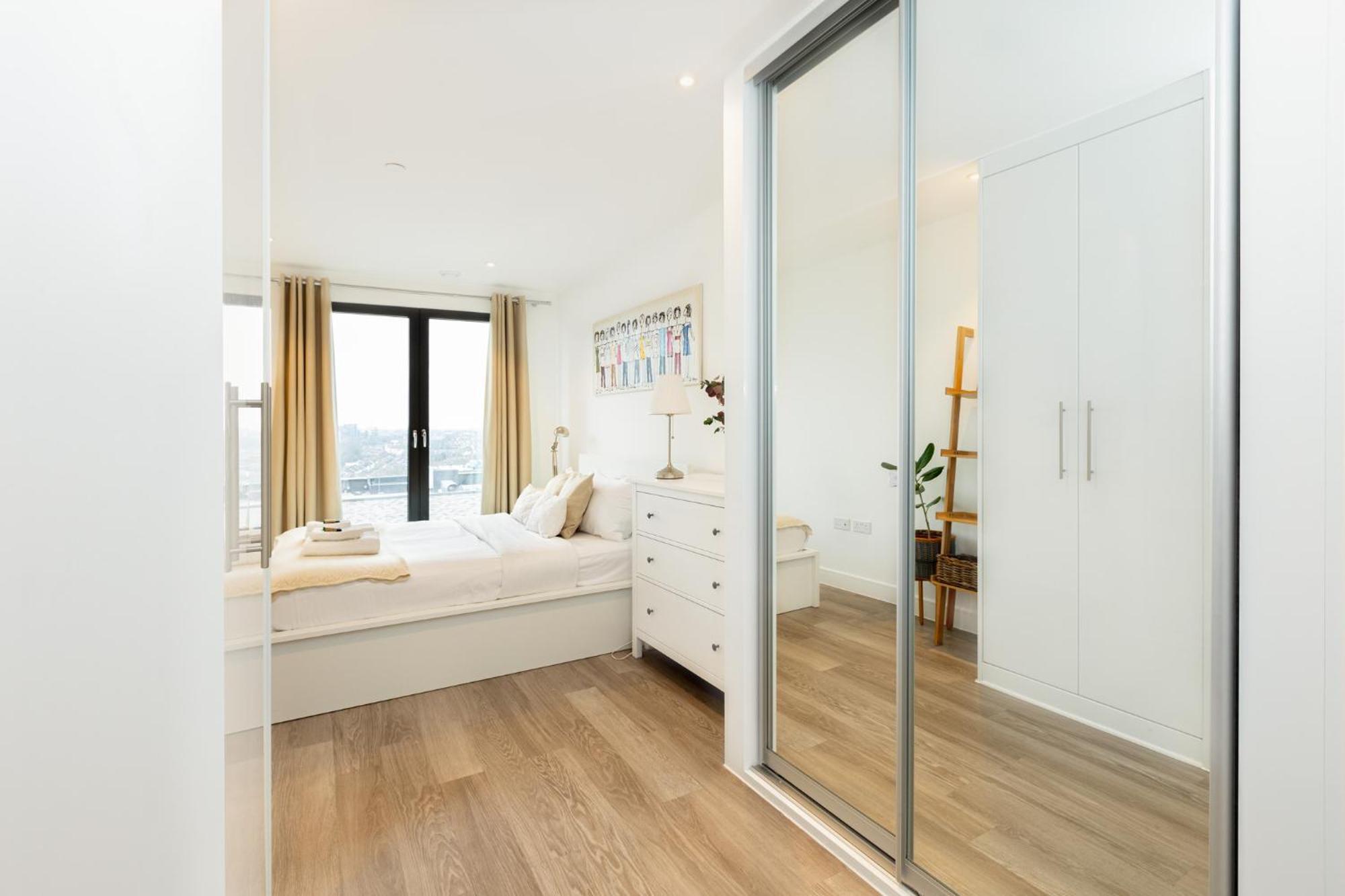 Sensational 2br Wviews & Balcony In Wandsworth * Londra