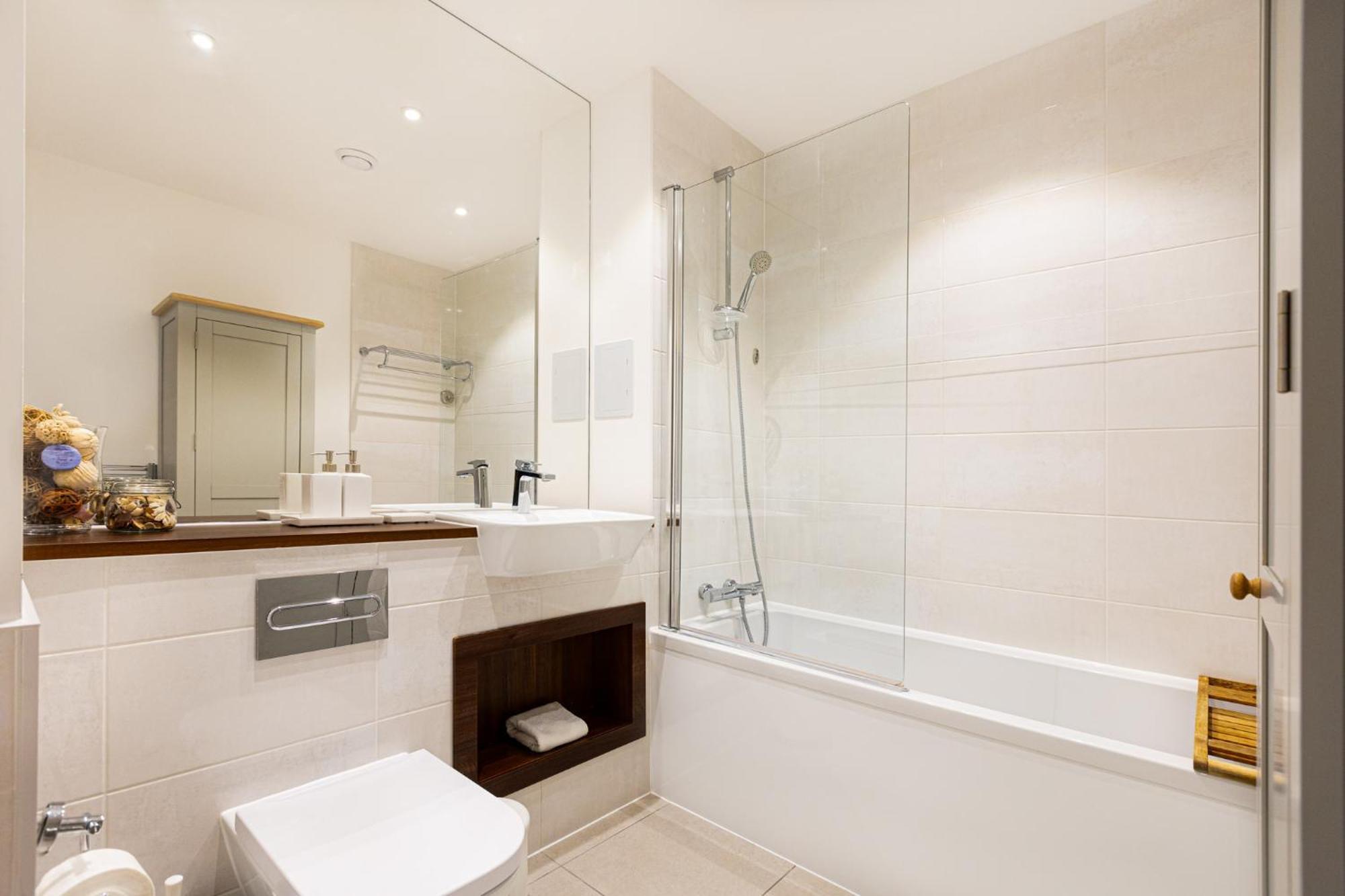 Sensational 2br Wviews & Balcony In Wandsworth Appartamento