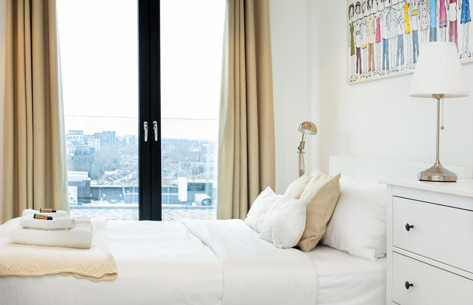 Sensational 2br Wviews & Balcony In Wandsworth Appartamento *